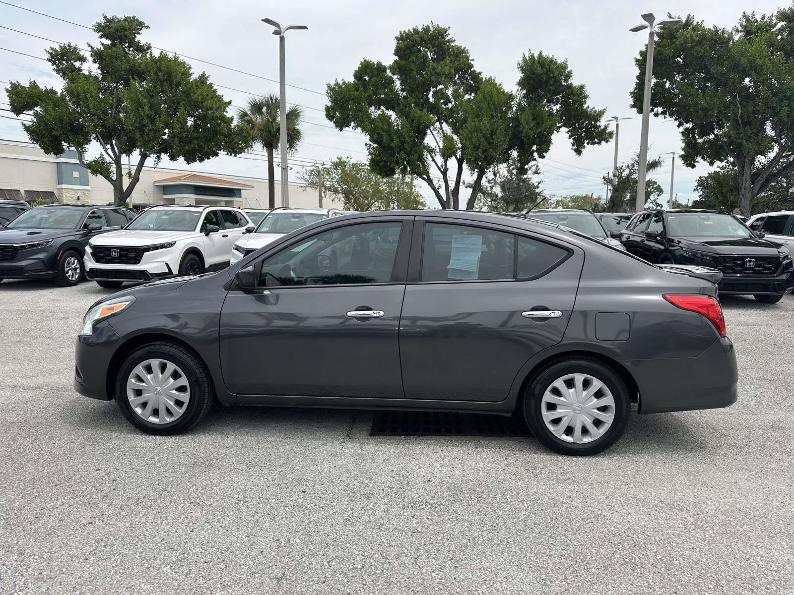 2015 Nissan Versa SV Sedan photo 5