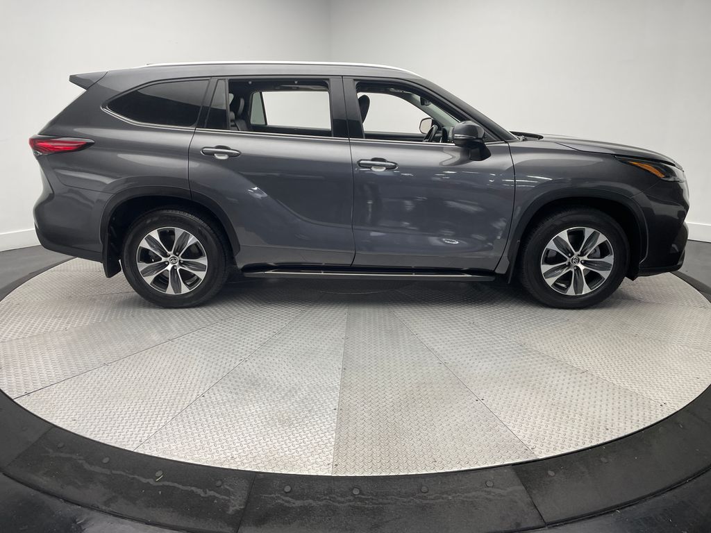 2021 Toyota Highlander XLE photo 4