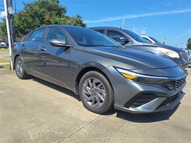 2024 Hyundai Elantra SEL photo 3