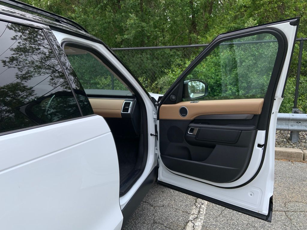 2025 Land Rover Discovery Metropolitan Edition photo 13
