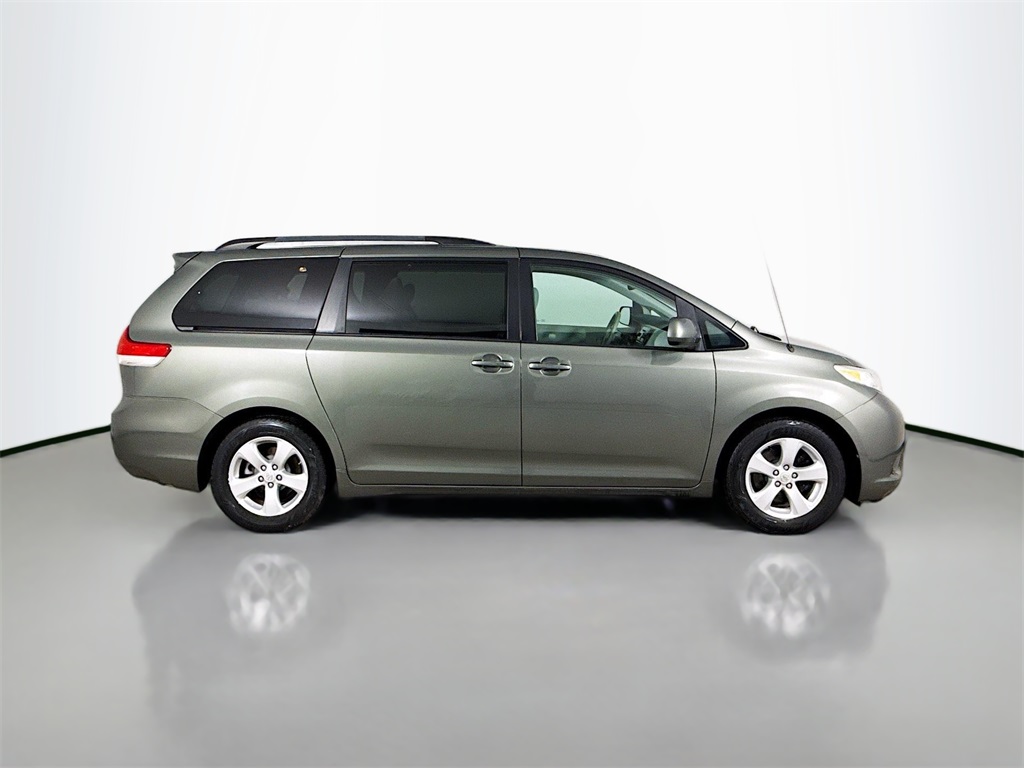 2011 Toyota Sienna LE photo 8