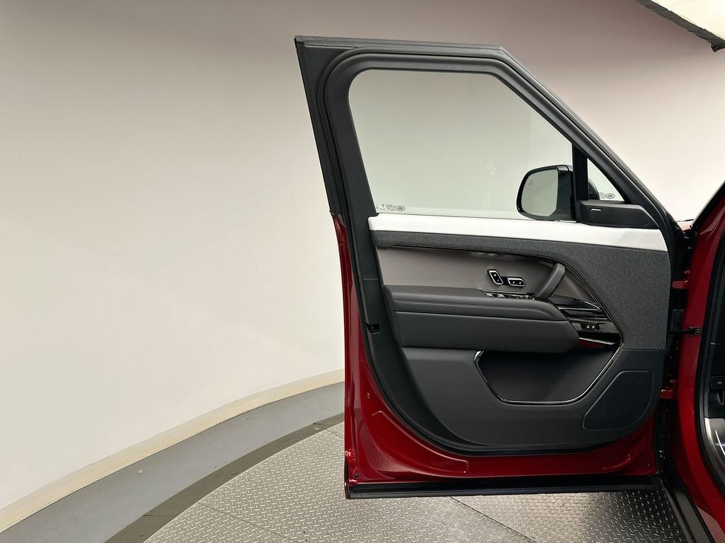 2025 Land Rover Range Rover Sport SE photo 8
