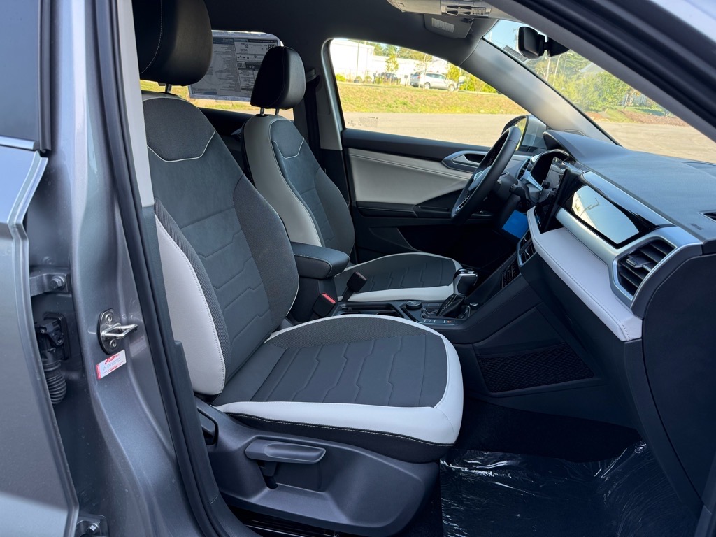 2025 Volkswagen Taos SE photo 7