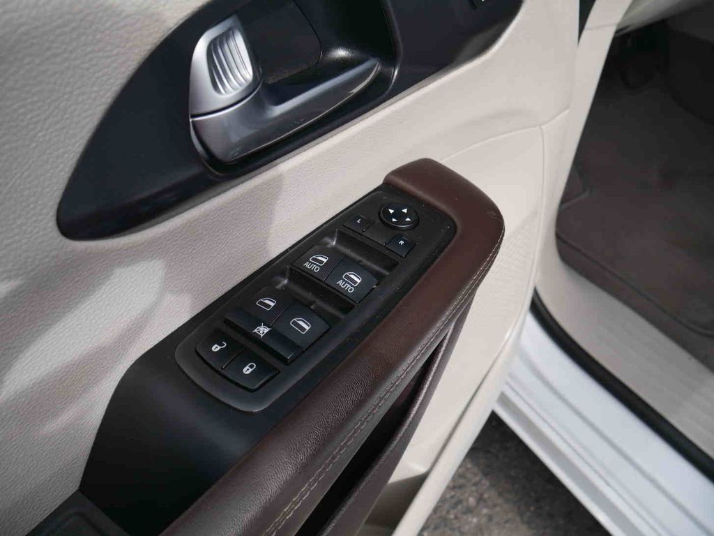 2021 Chrysler Pacifica Touring L photo 24