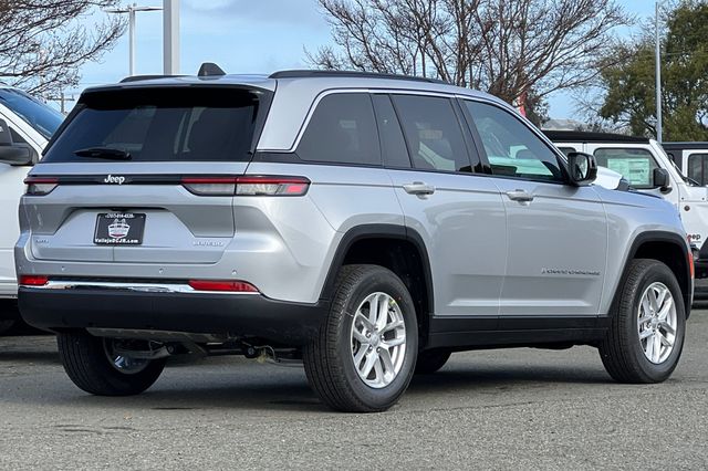 2025 Jeep Grand Cherokee Laredo X photo 4