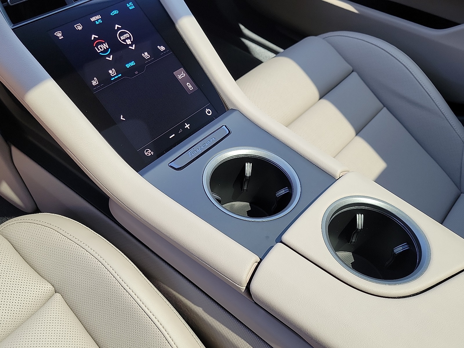 2025 Porsche Taycan photo 21