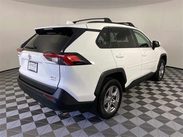 2022 Toyota RAV4 XLE photo 2