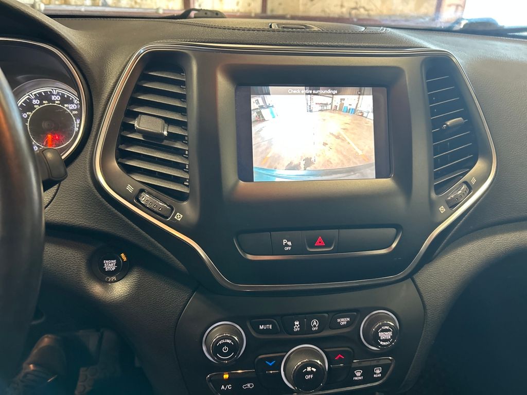 2020 Jeep Cherokee Altitude photo 28