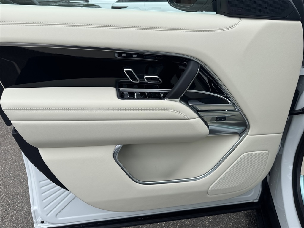2025 Land Rover Range Rover SE photo 14