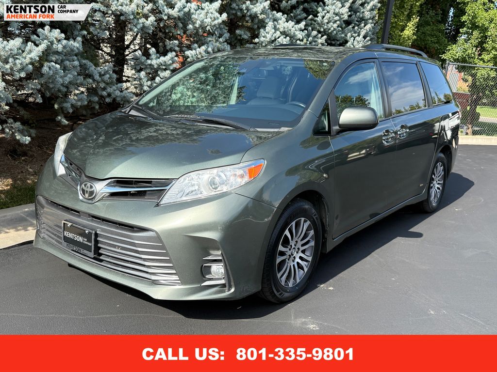2019 Toyota Sienna XLE photo 3