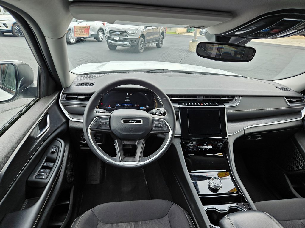 2023 Jeep Grand Cherokee Laredo photo 9