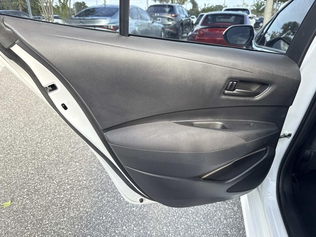 2022 Toyota Corolla LE photo 10
