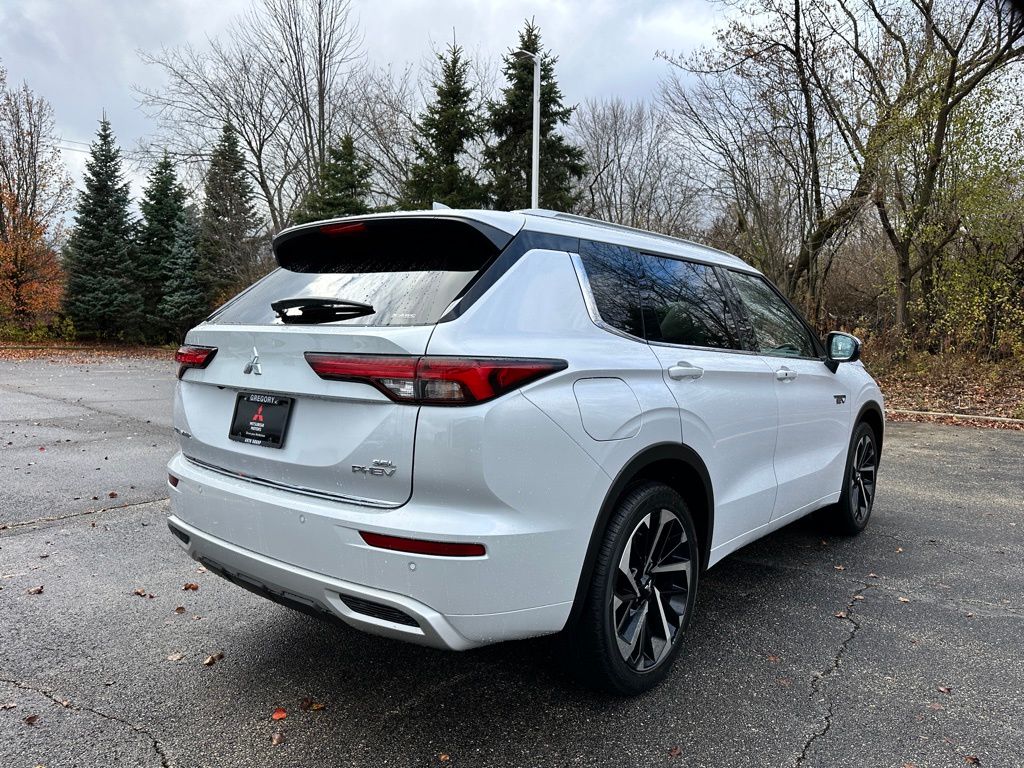 2025 Mitsubishi Outlander PHEV photo 4