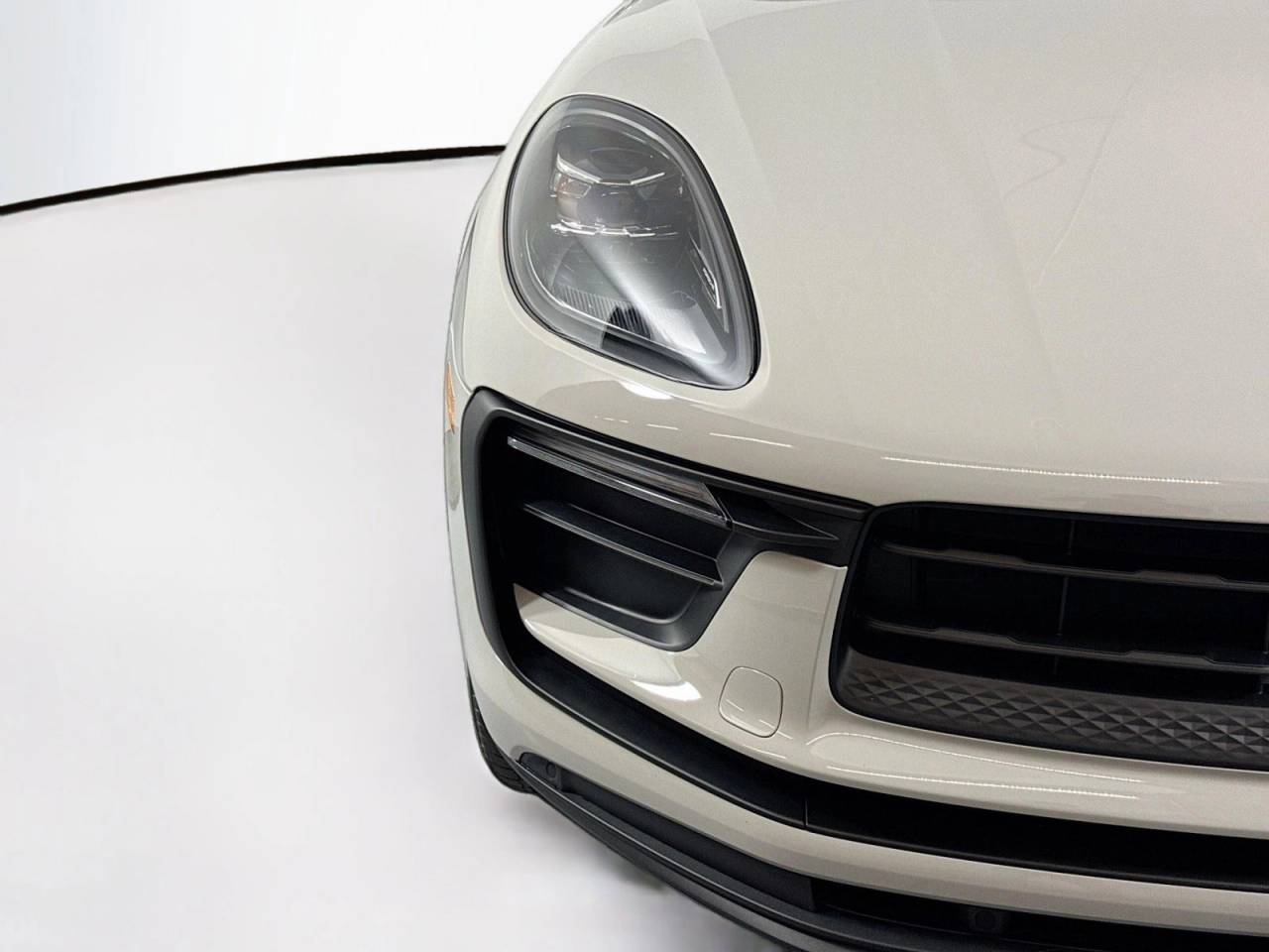 2025 Porsche Macan T photo 25