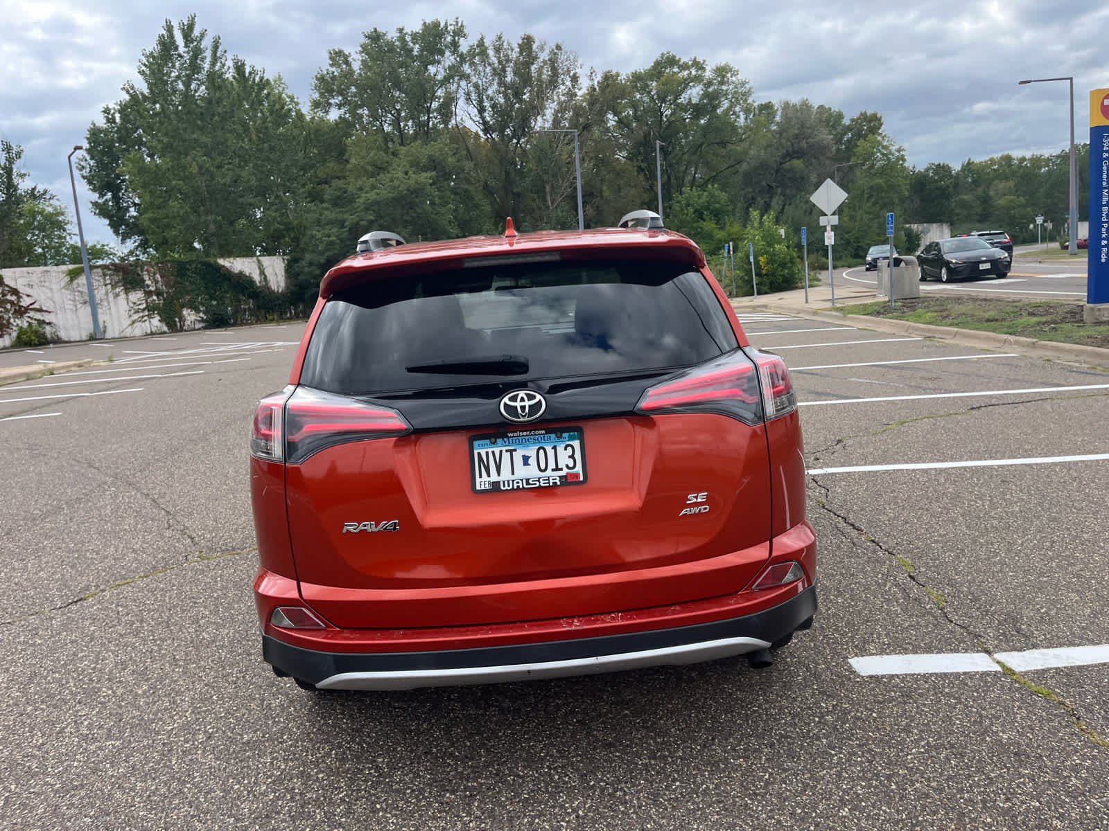 2016 Toyota RAV4 SE photo 4