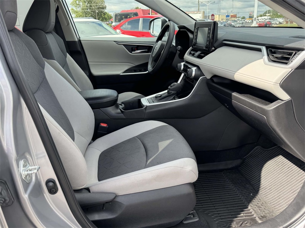 2022 Toyota RAV4 Hybrid XLE photo 12