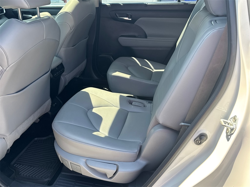 2021 Toyota Highlander XLE photo 18