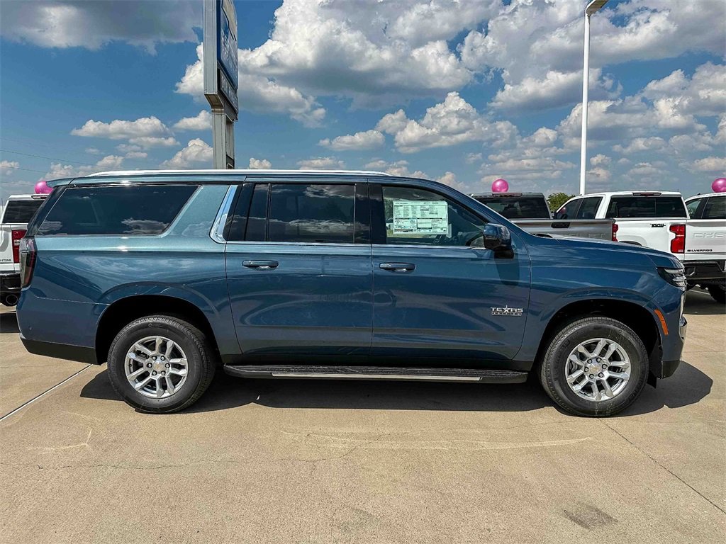 2026 Chevrolet Suburban LT photo 4