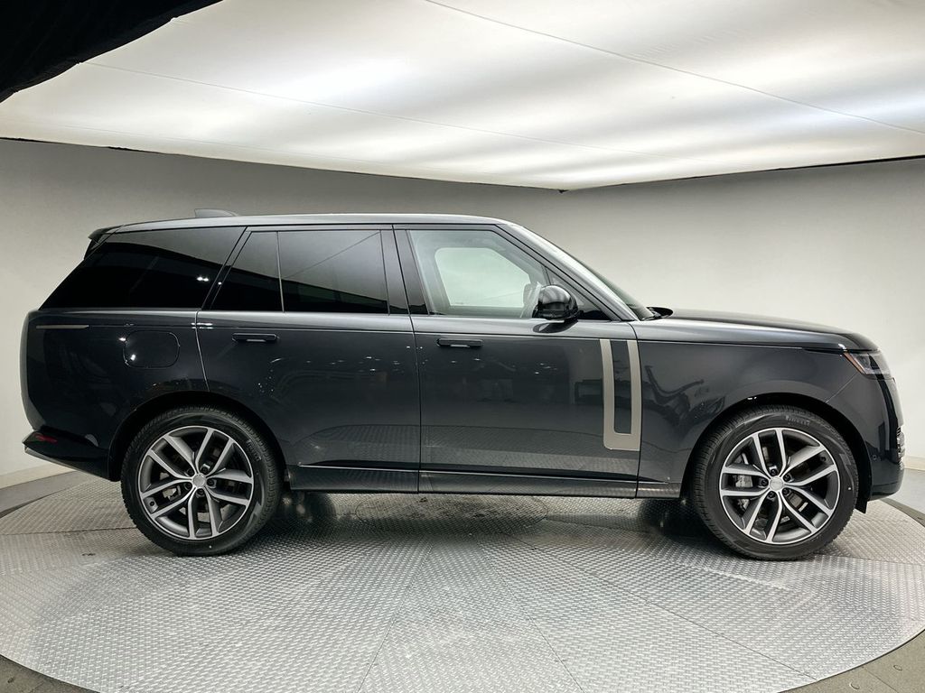 2025 Land Rover Range Rover SE photo 3