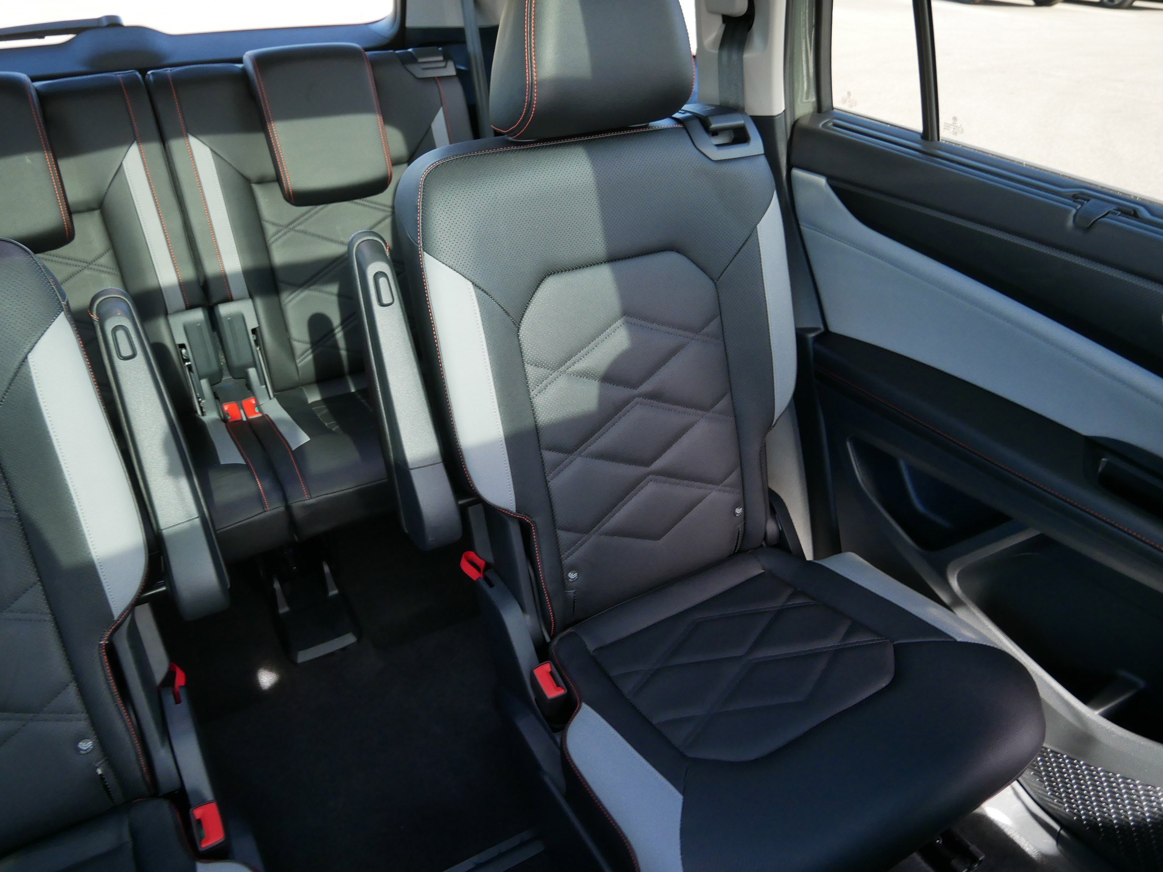 2025 Volkswagen Atlas Peak Edition photo 12