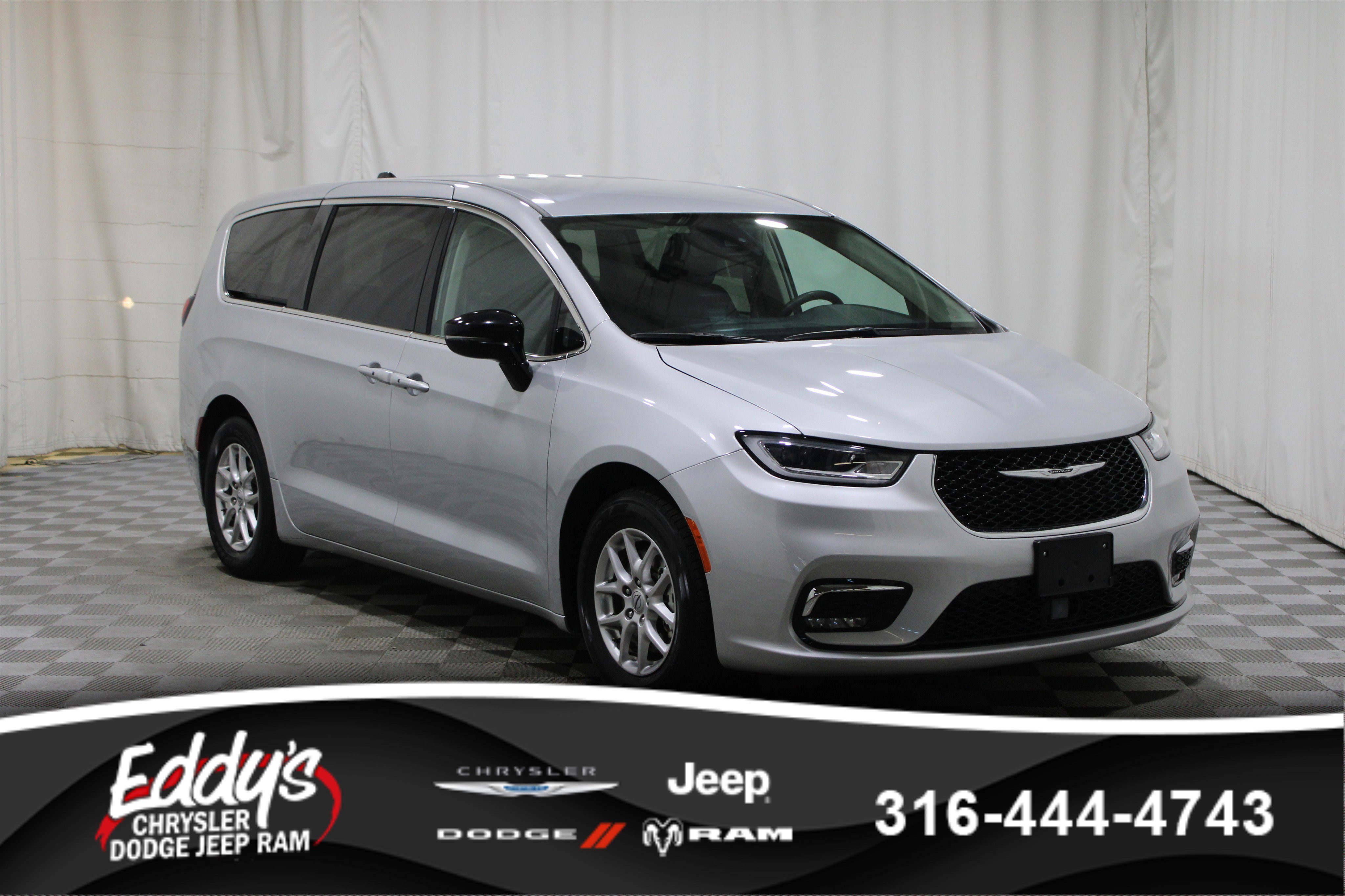 2024 Chrysler Pacifica Touring L's photo