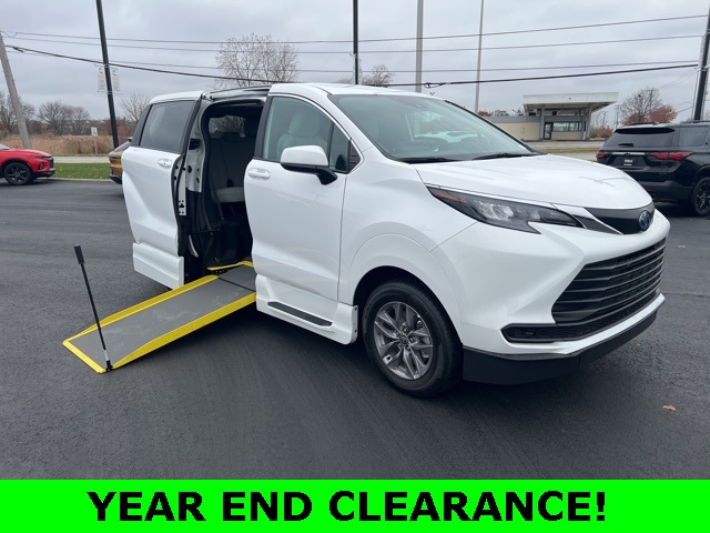 2025 Toyota Sienna LE's photo