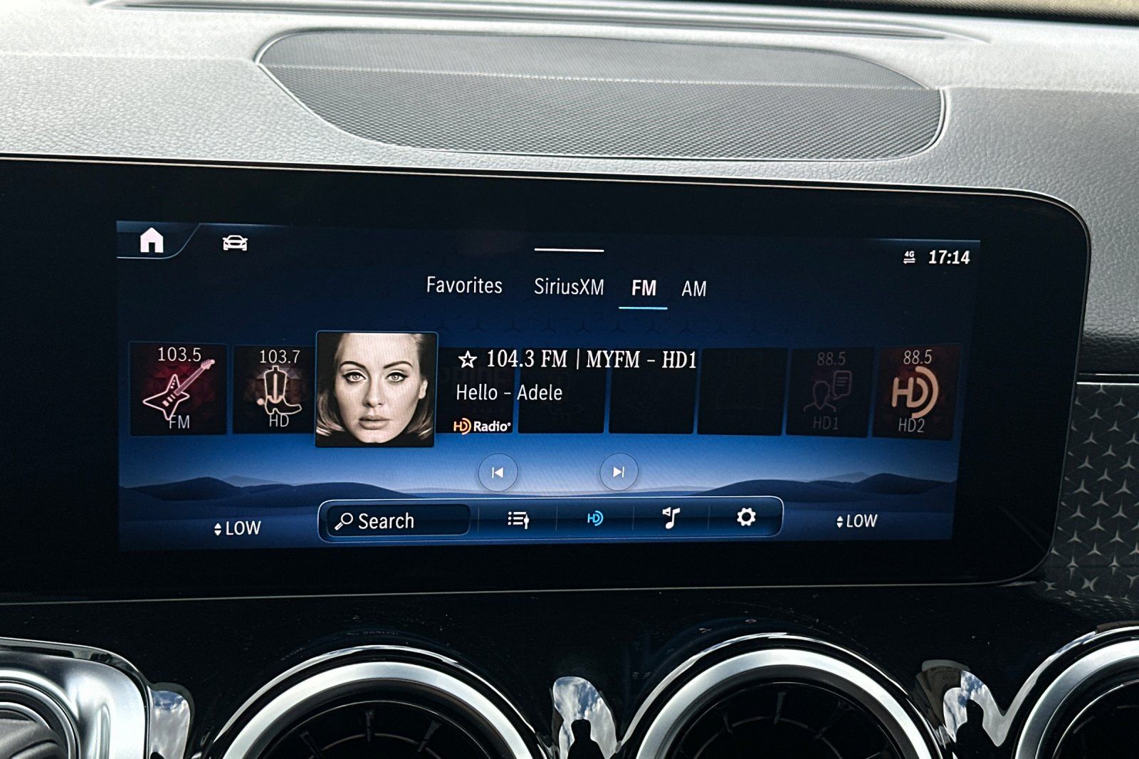 2025 Mercedes Benz GLB 250 photo 29