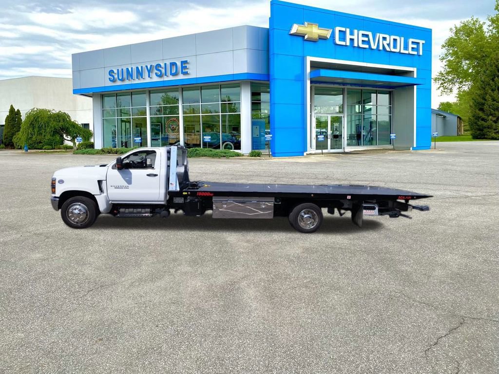 2023 Chevrolet Silverado 6500HD Work Truck photo 3