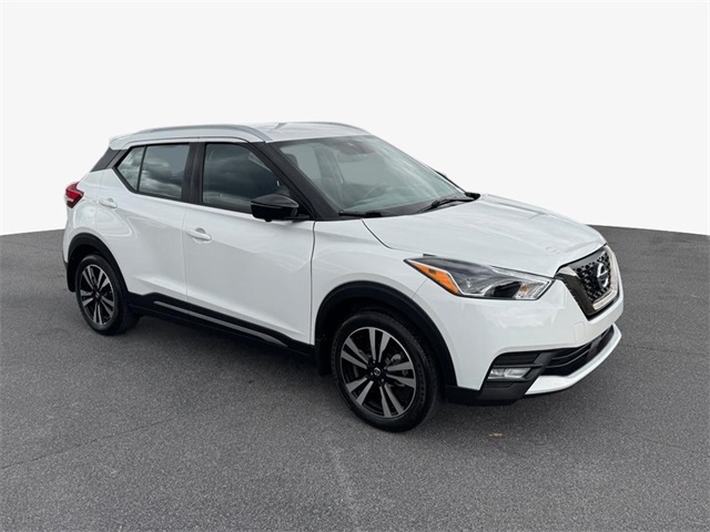 2020 Nissan Kicks SR photo 2