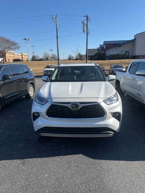 2024 Toyota Highlander Platinum's photo