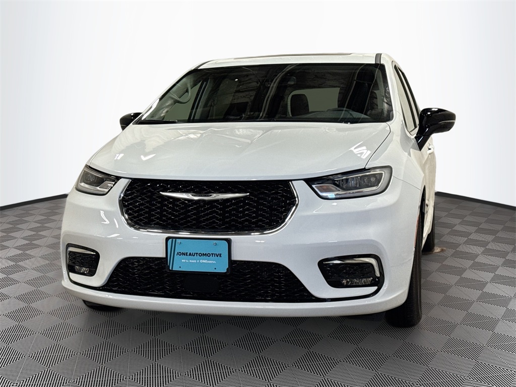 2024 Chrysler Pacifica Touring L's photo