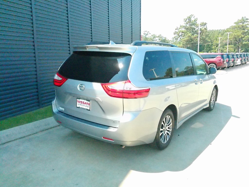 2018 Toyota Sienna XLE photo 3
