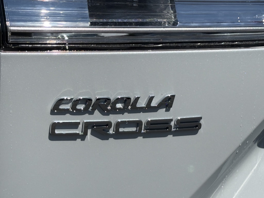 2022 Toyota Corolla Cross LE photo 14