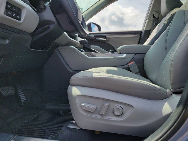 2020 Toyota Highlander Platinum photo 16