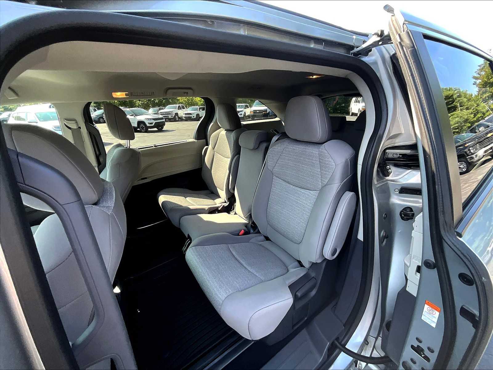 2023 Toyota Sienna LE photo 14