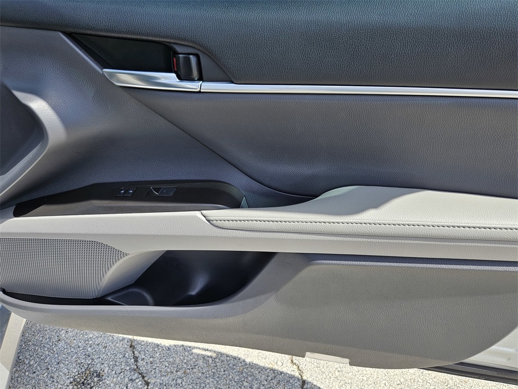 2022 Toyota Camry XLE photo 33