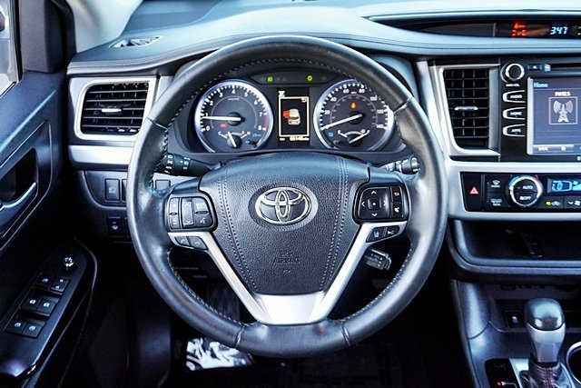 Used 2019  Toyota SE image 22