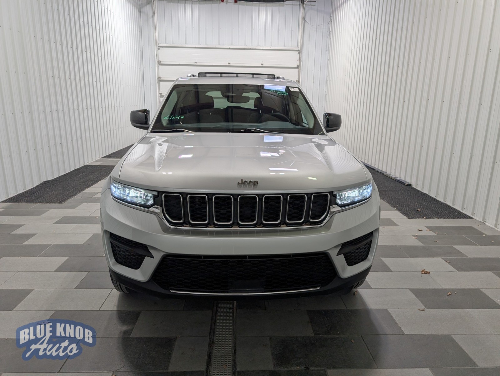 2023 Jeep Grand Cherokee Laredo X photo 4