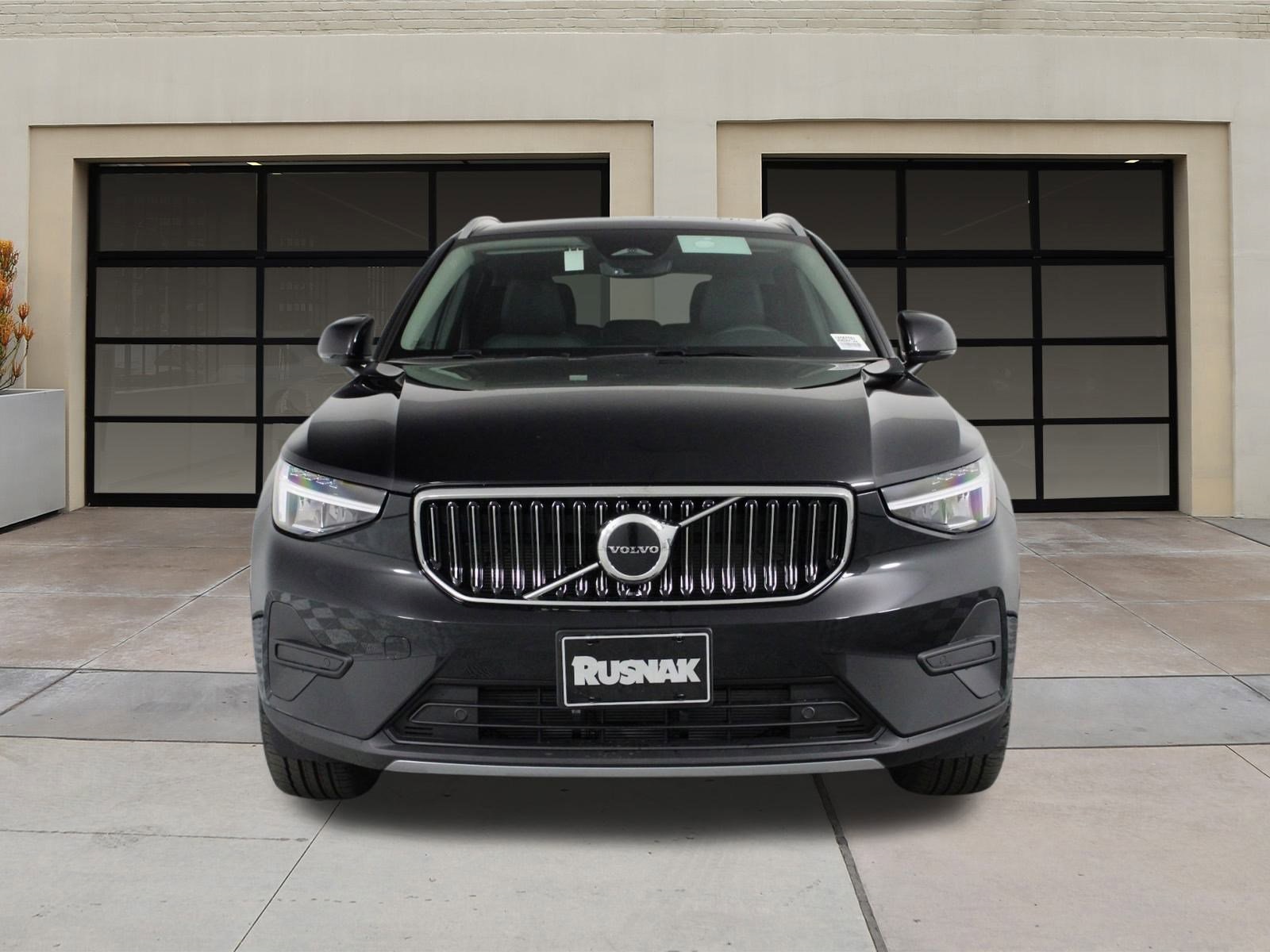 2025 Volvo XC40 Core photo 2