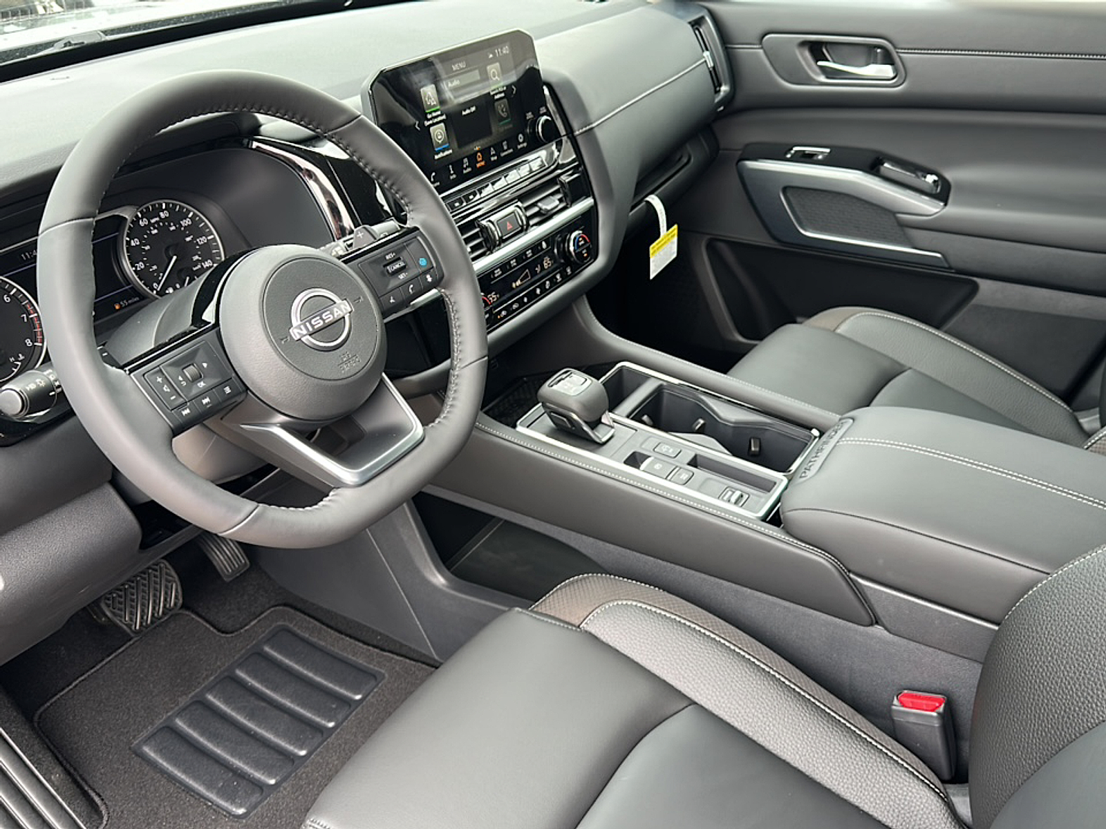 2025 Nissan Pathfinder SL photo 3