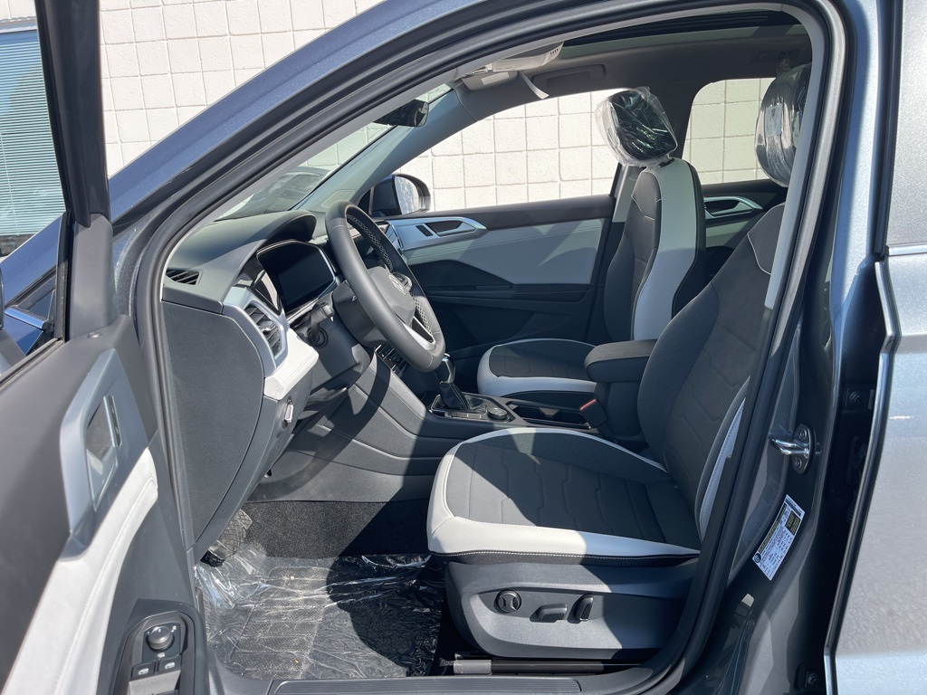 2025 Volkswagen Taos SE photo 16