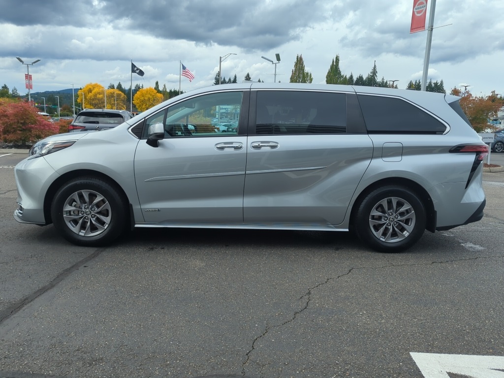 2021 Toyota Sienna XLE photo 5
