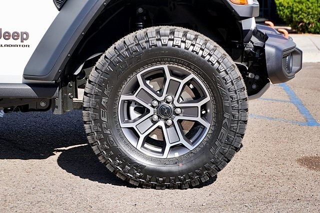 New 2025 Bright White Clear-Coat Exterior Paint Jeep Mojave image 8