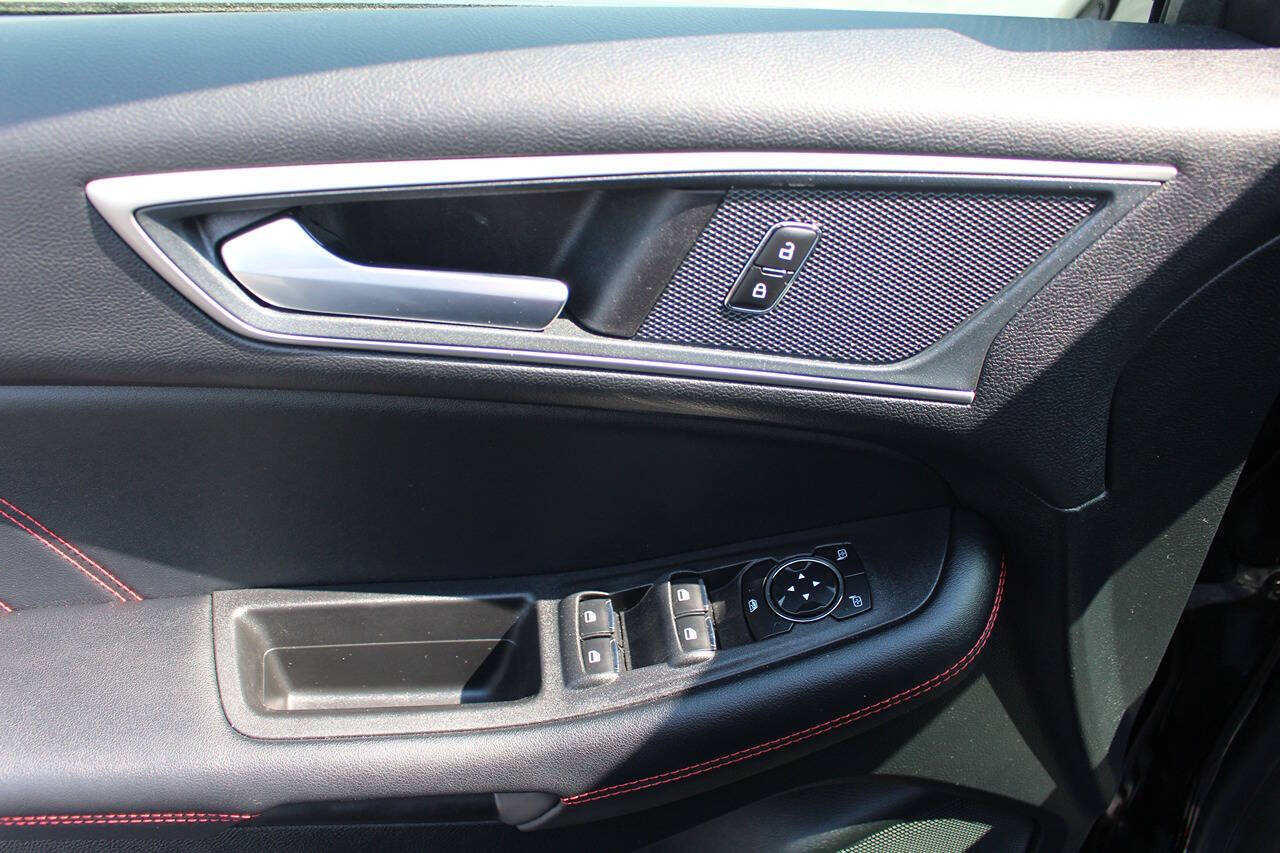 2024 Ford Edge ST photo 8