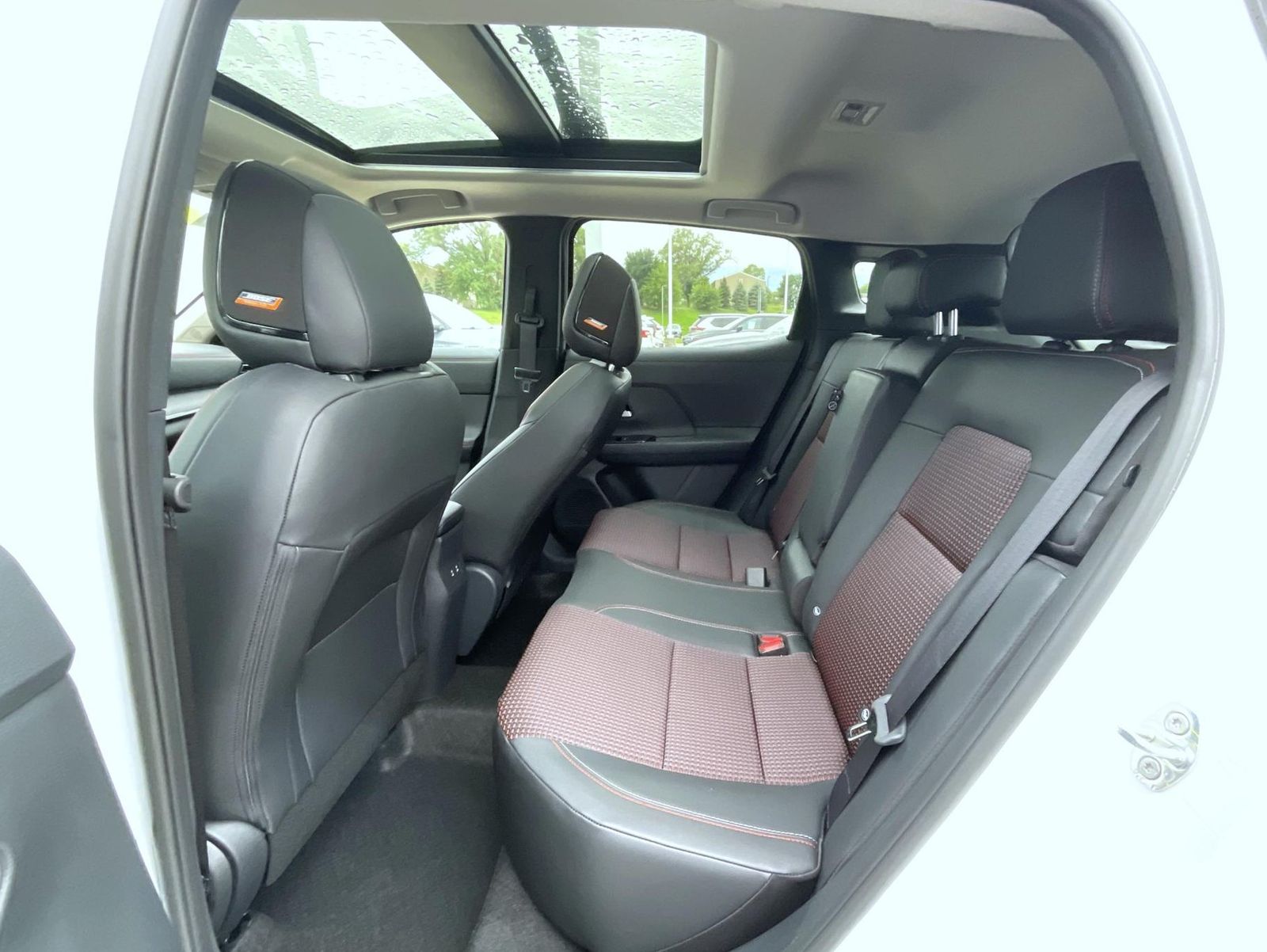 2026 Nissan Kicks SR photo 8