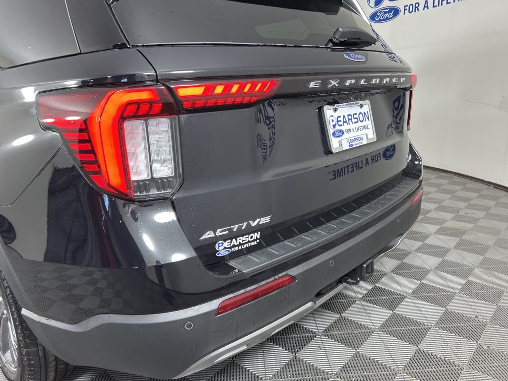 2025 Ford Explorer photo 7