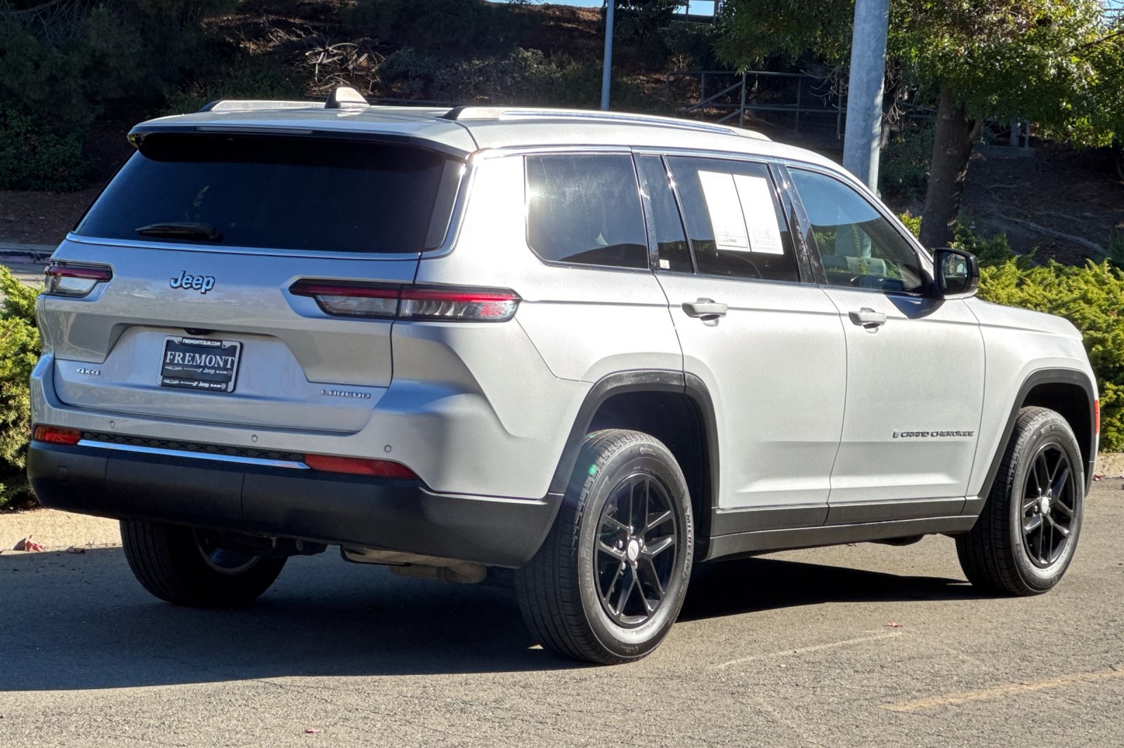 2023 Jeep Grand Cherokee Laredo photo 3