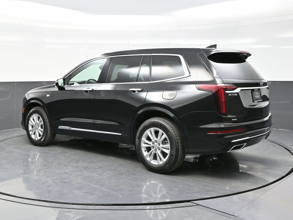 2025 Cadillac XT6 Luxury photo 2