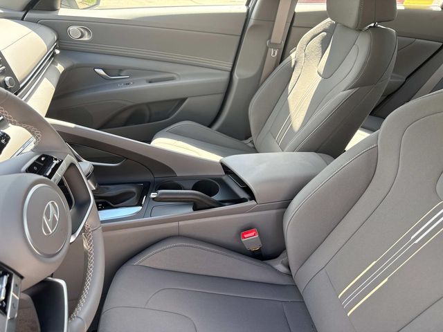 2025 Hyundai Elantra SEL Sport photo 17
