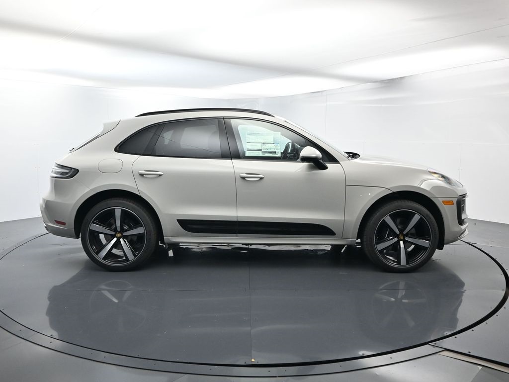 2026 Porsche Macan T photo 14